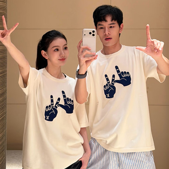 lv louis vuitton hand gesture patch embroidery knit short sleeve t-shirt
